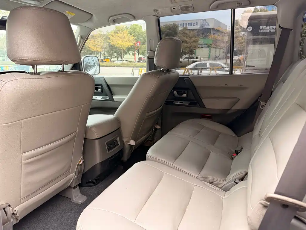Mitsubishi Pajero (Import) — миниатюра 10