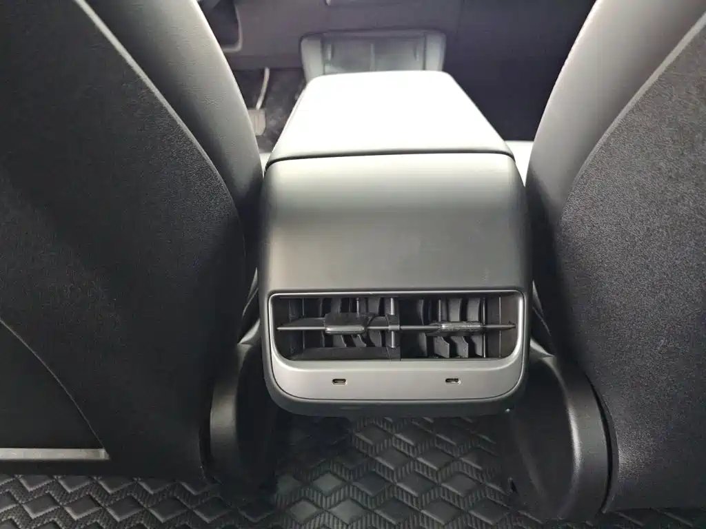 Tesla Model 3 — миниатюра 12