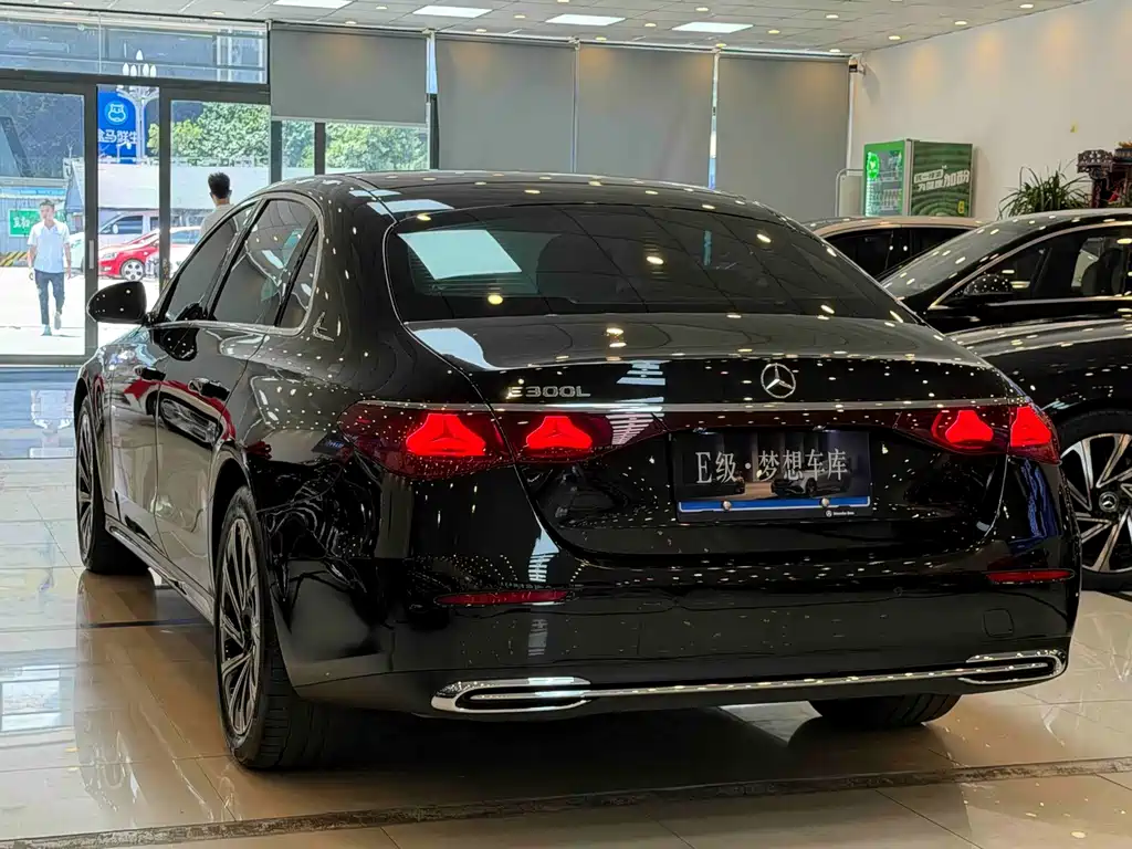 Mercedes-Benz E-Class — миниатюра 14