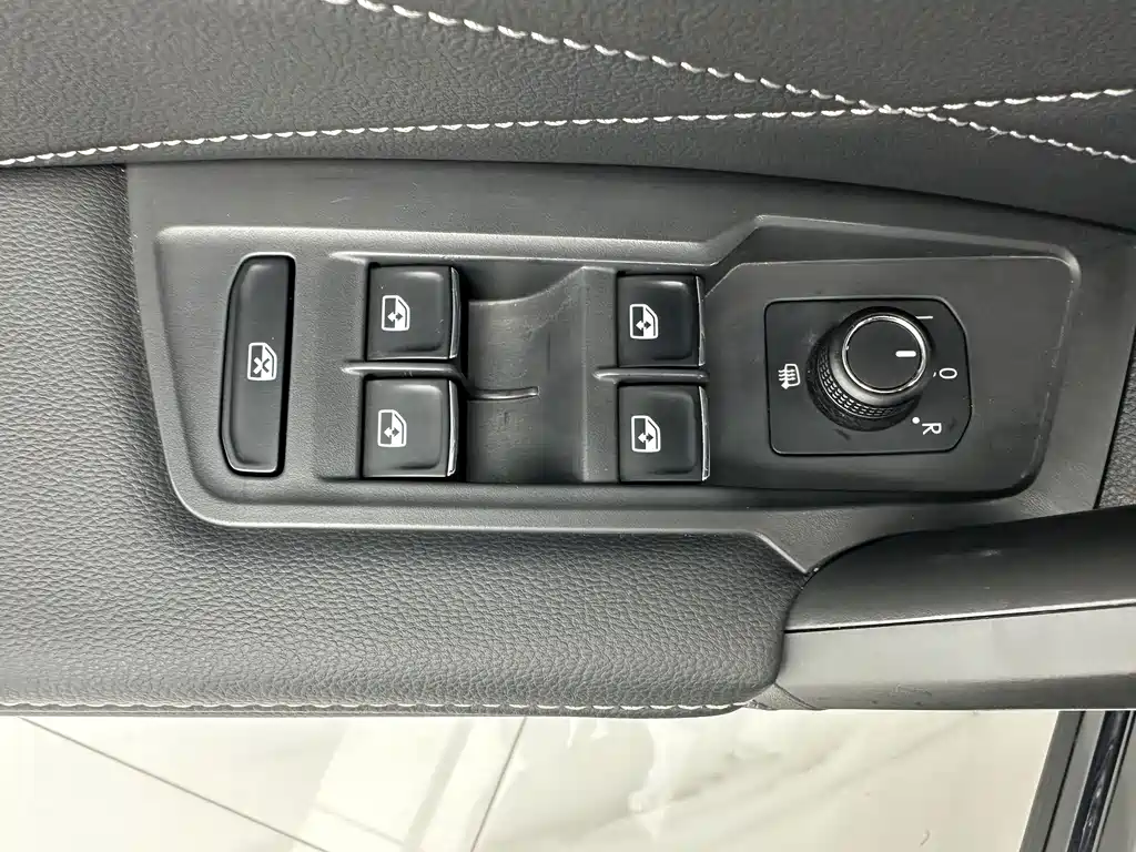 Volkswagen Tiguan L — миниатюра 12