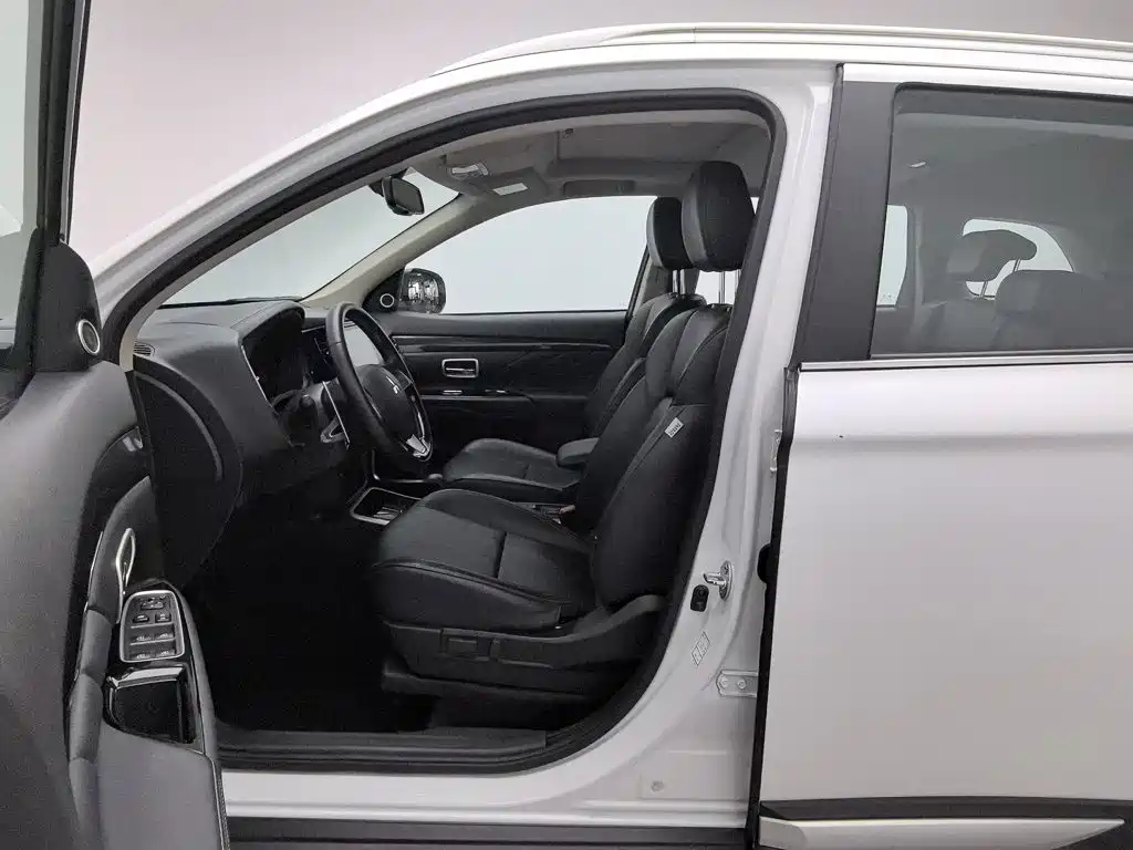 Mitsubishi Outlander — миниатюра 10