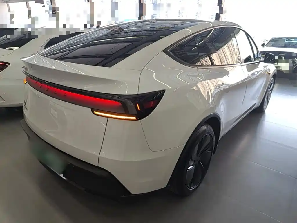 Tesla Model Y — миниатюра 7