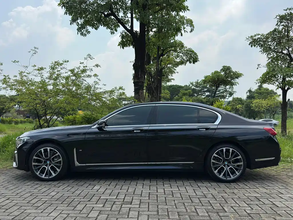 BMW 7 Series — миниатюра 7