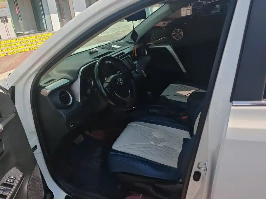 Toyota RAV4 — миниатюра 9
