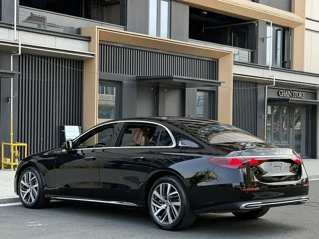 Mercedes-Benz E-Class — миниатюра 7