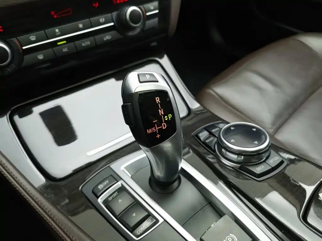 BMW 5 Series — миниатюра 13