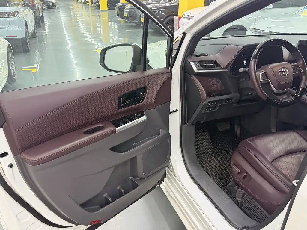 Toyota Sienna — миниатюра 3