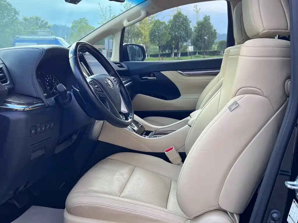 Toyota Alphard — миниатюра 3