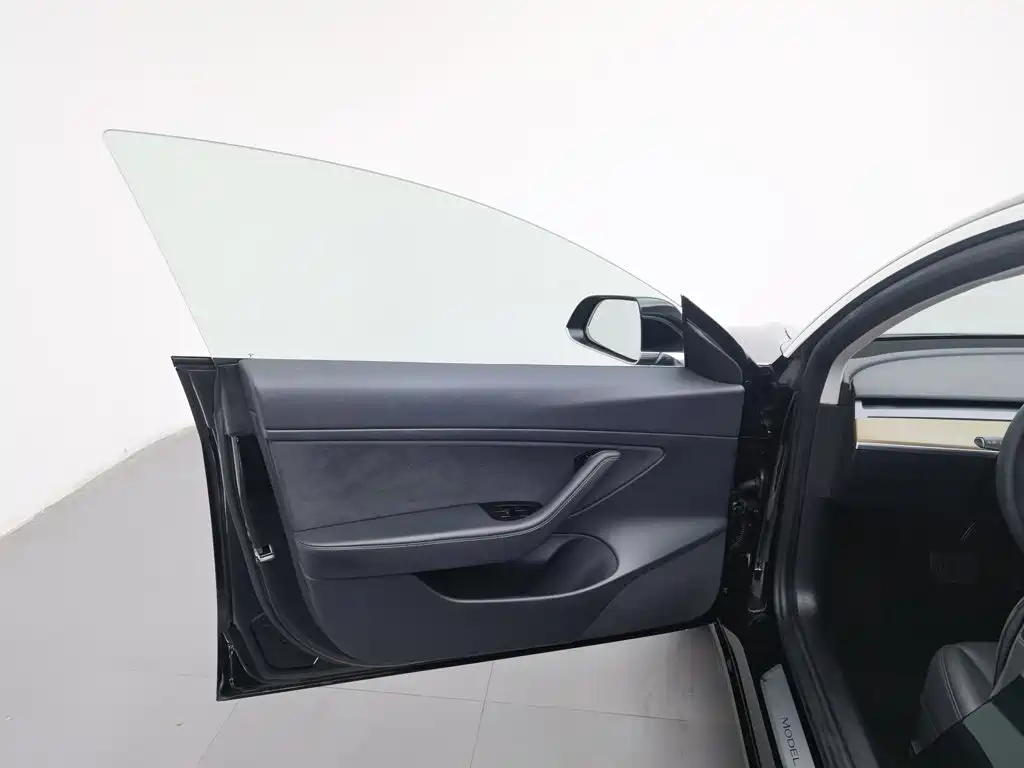 Tesla Model 3 — миниатюра 8
