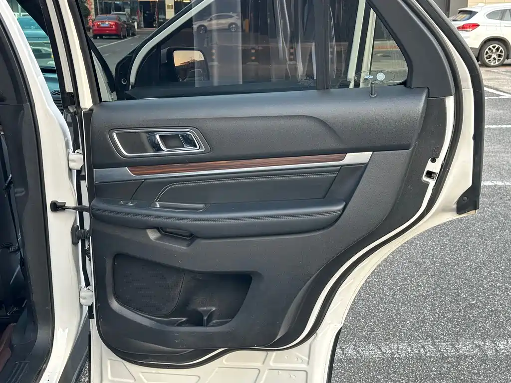 Ford Explorer (Import) — миниатюра 16