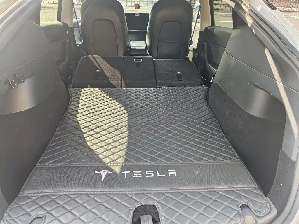 Tesla Model Y — миниатюра 20