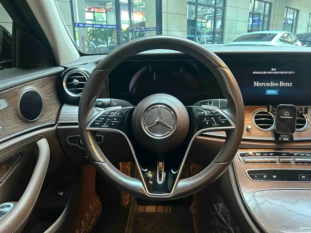 Mercedes-Benz E-Class — миниатюра 9