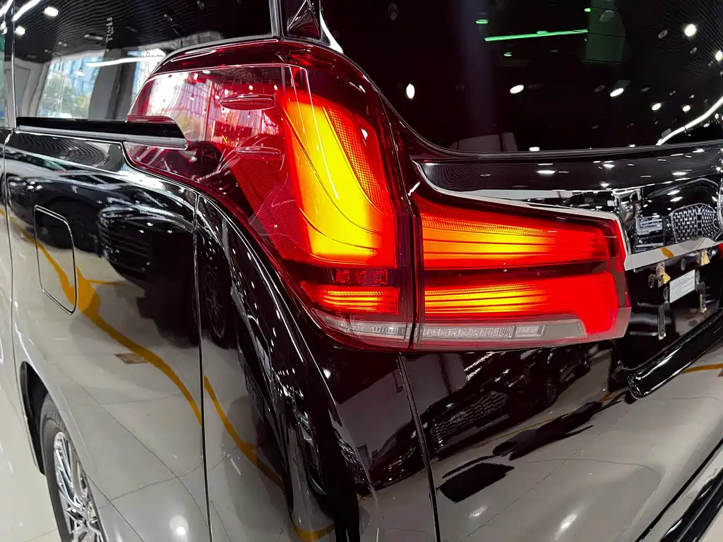 Toyota Alphard — миниатюра 18