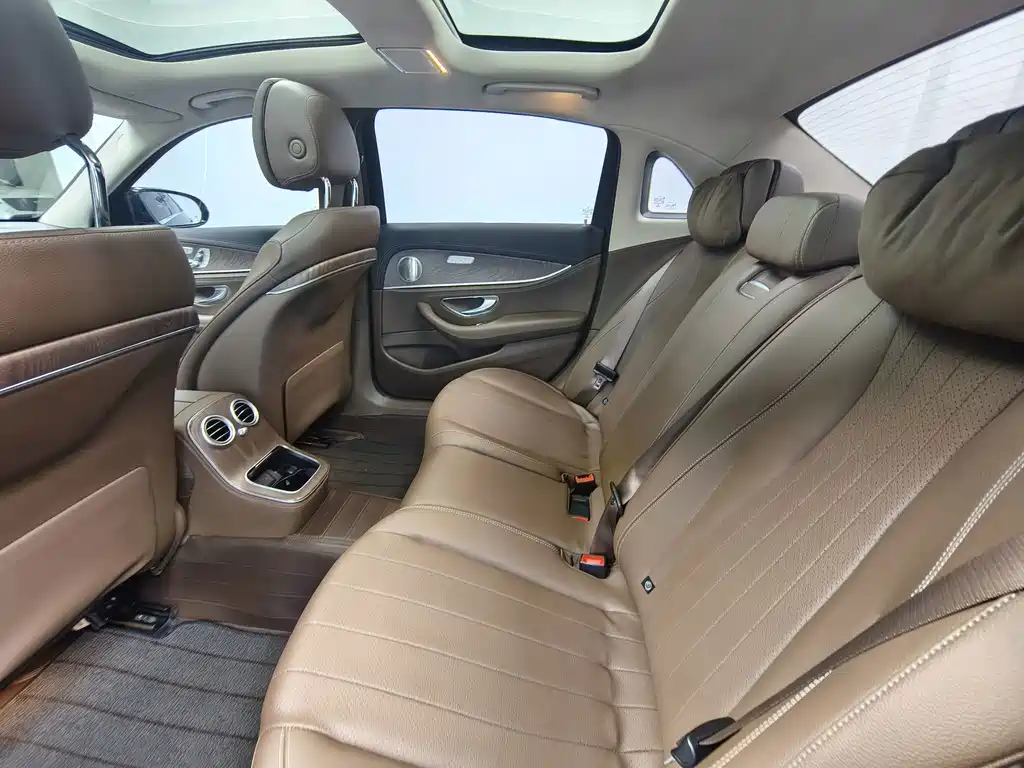 Mercedes-Benz E-Class — миниатюра 6