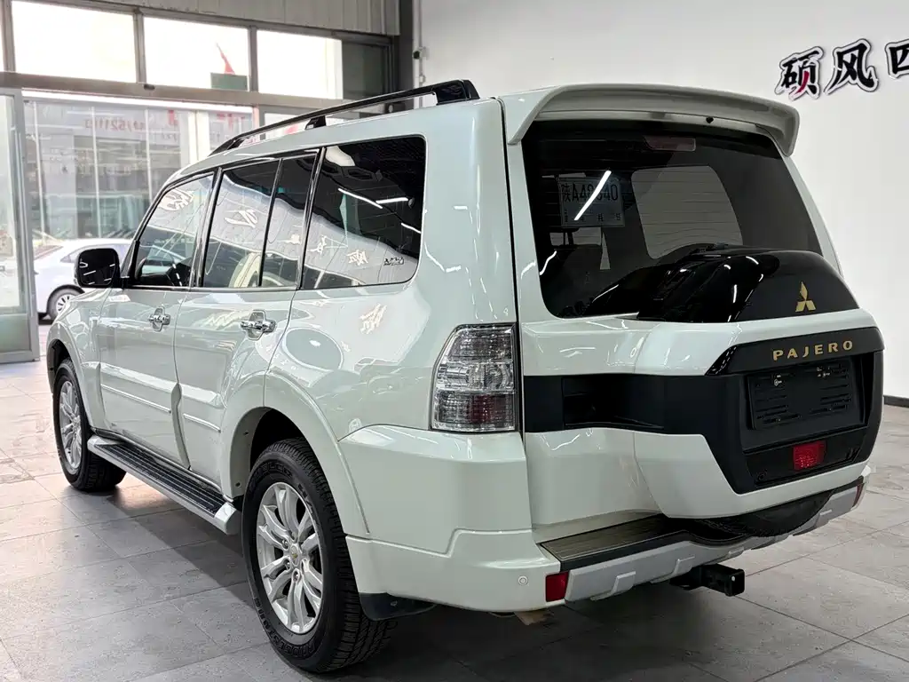 Mitsubishi Pajero (Import) — миниатюра 3