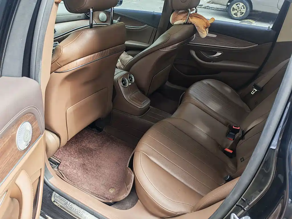 Mercedes-Benz E-Class — миниатюра 5
