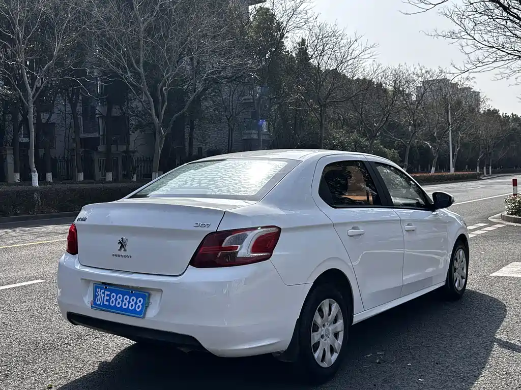 Peugeot 301 2016 1.6L MT Comfort