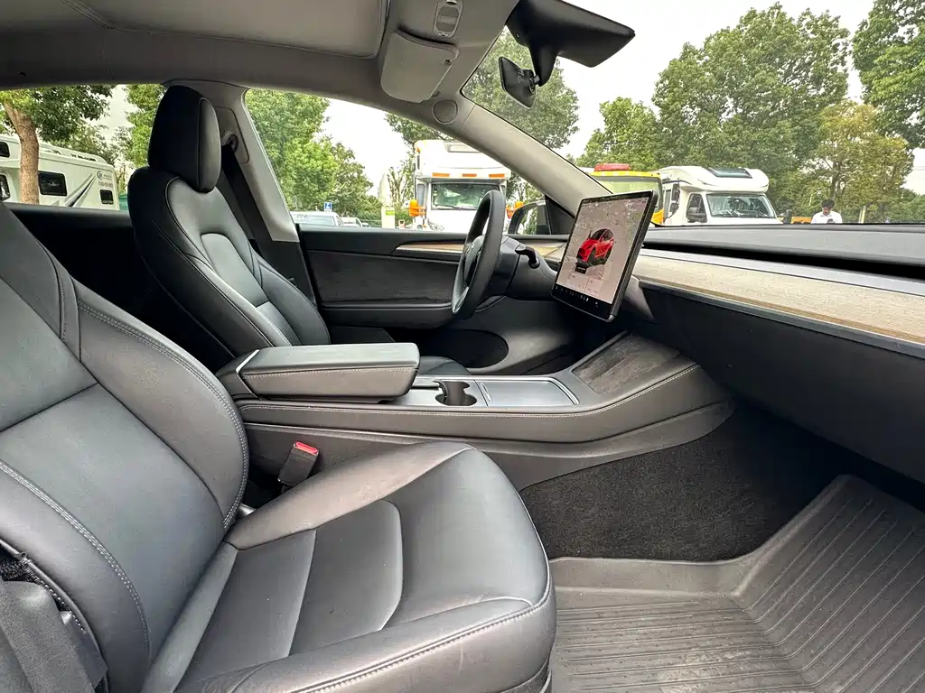 Tesla Model Y — миниатюра 13