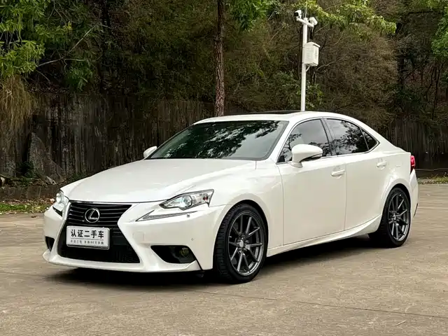LEXUS IS