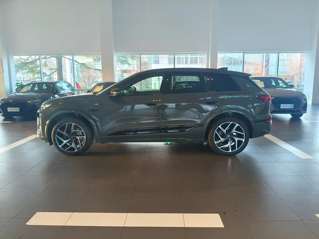 AUDI Q6L E TRON