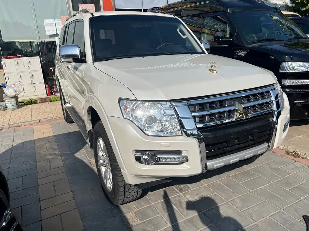 Mitsubishi Pajero (Import) — миниатюра 3
