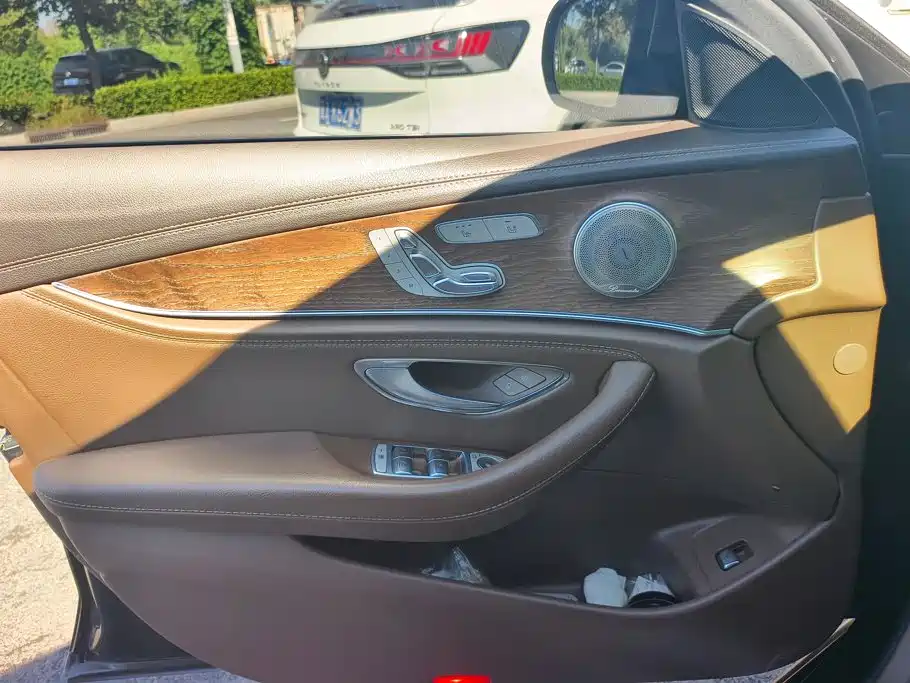 Mercedes-Benz E-Class — миниатюра 7