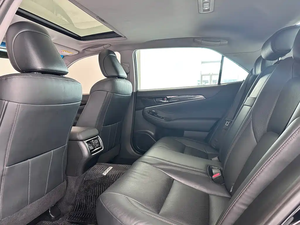Toyota Crown — миниатюра 6