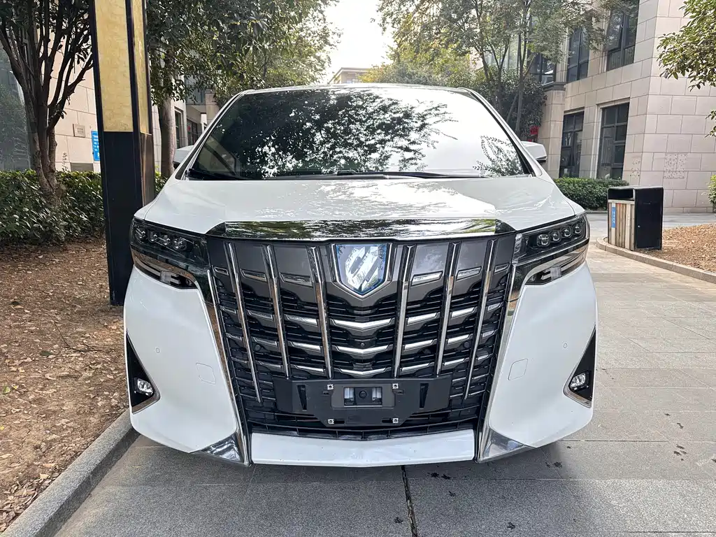 Toyota Alphard — миниатюра 2