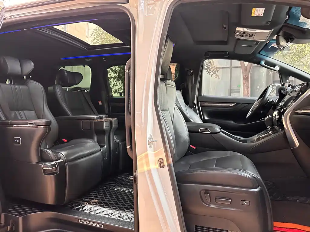 Toyota Alphard — миниатюра 11