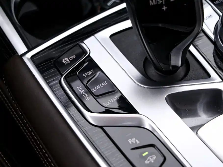 BMW 7 Series — миниатюра 11