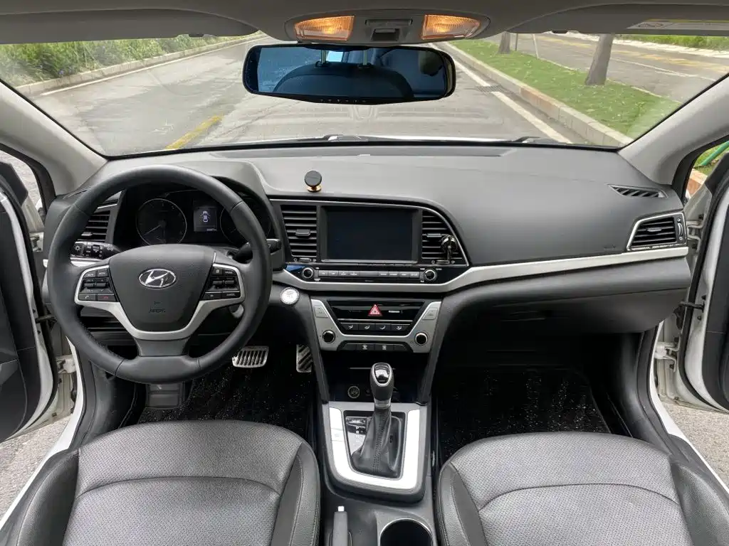 Hyundai Elantra — миниатюра 9
