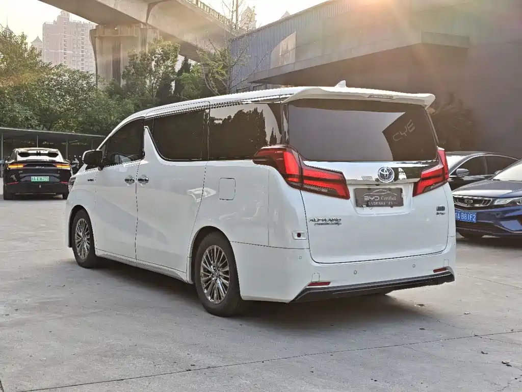 Toyota Alphard — миниатюра 10