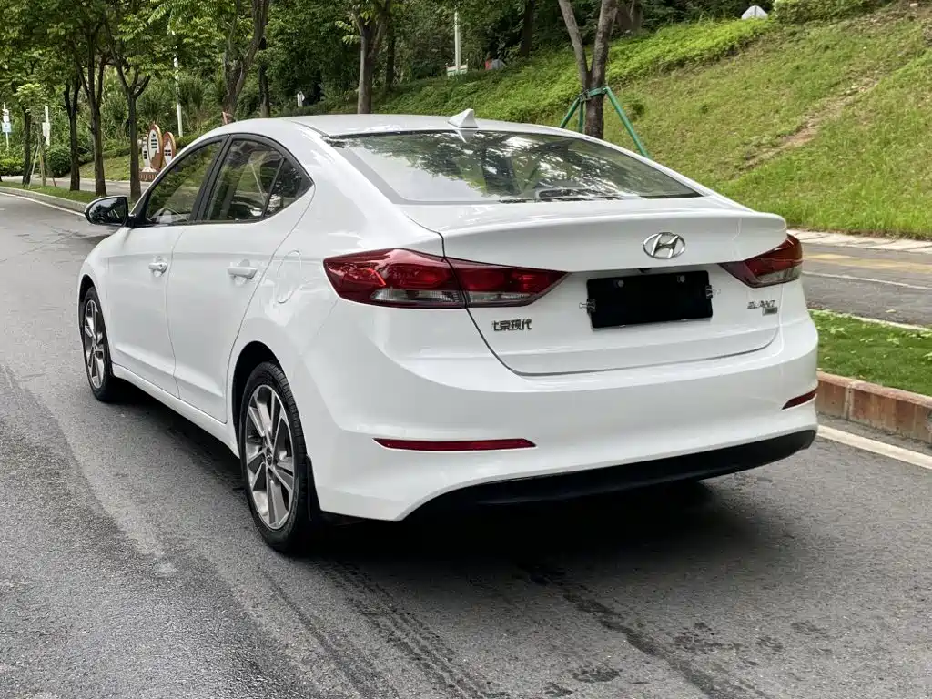 Hyundai Elantra — миниатюра 11