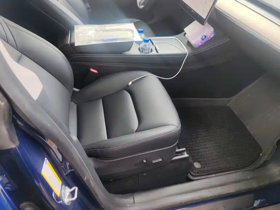 Tesla Model Y — миниатюра 8