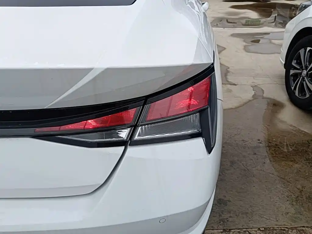 Hyundai Elantra — миниатюра 8