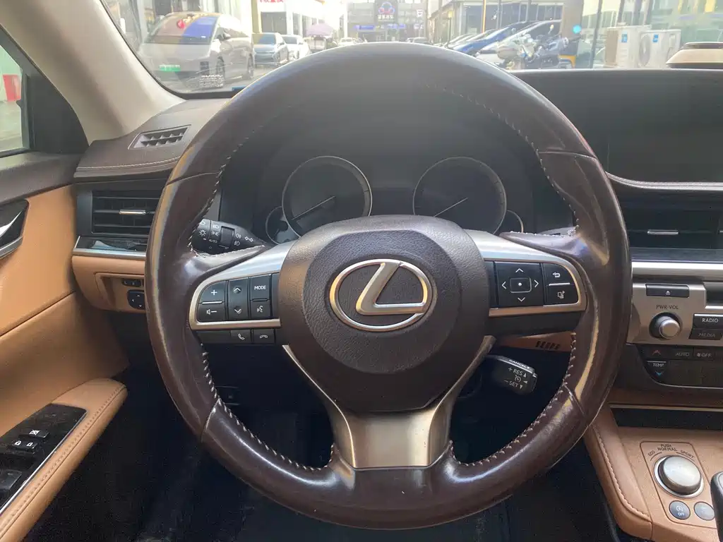 Lexus ES — миниатюра 16