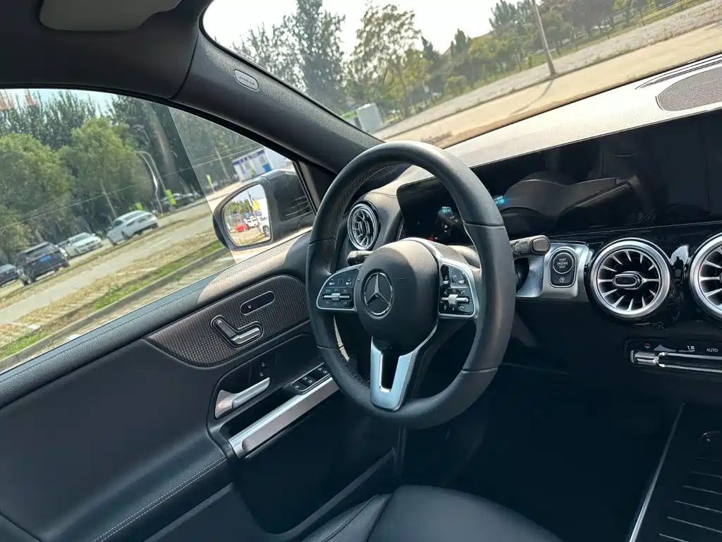 Mercedes-Benz GLB — миниатюра 18