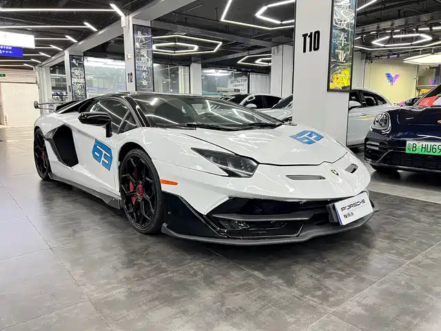 LAMBORGHINI AVENTADOR