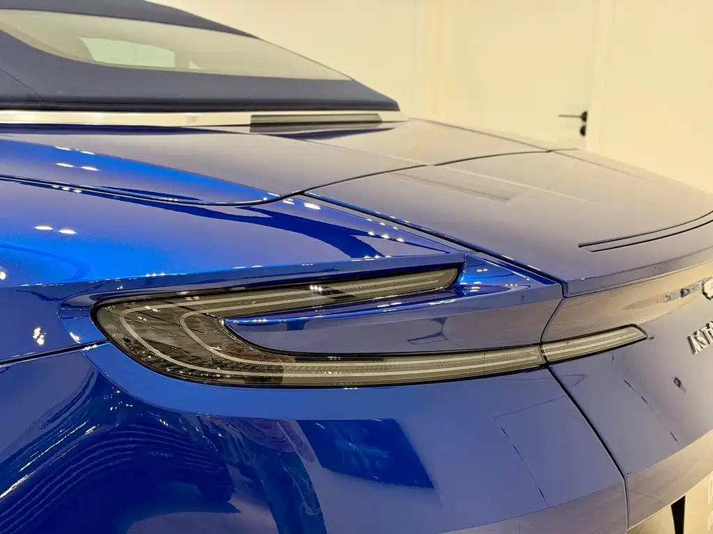 Aston Martin DB12 — миниатюра 5