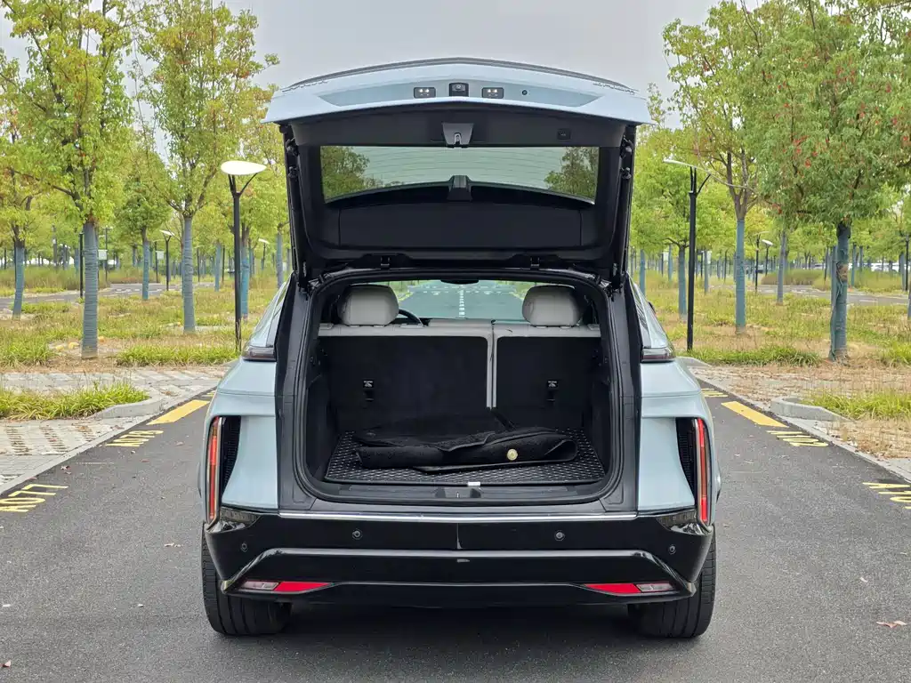 Cadillac Lyriq — миниатюра 23