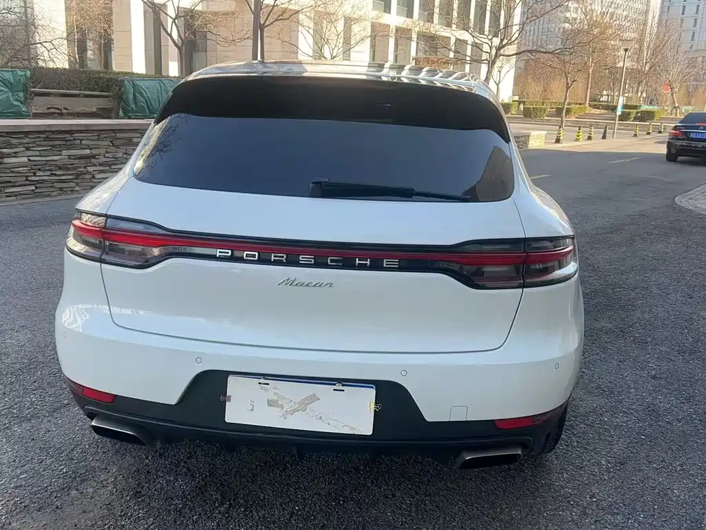 PORSCHE MACAN
