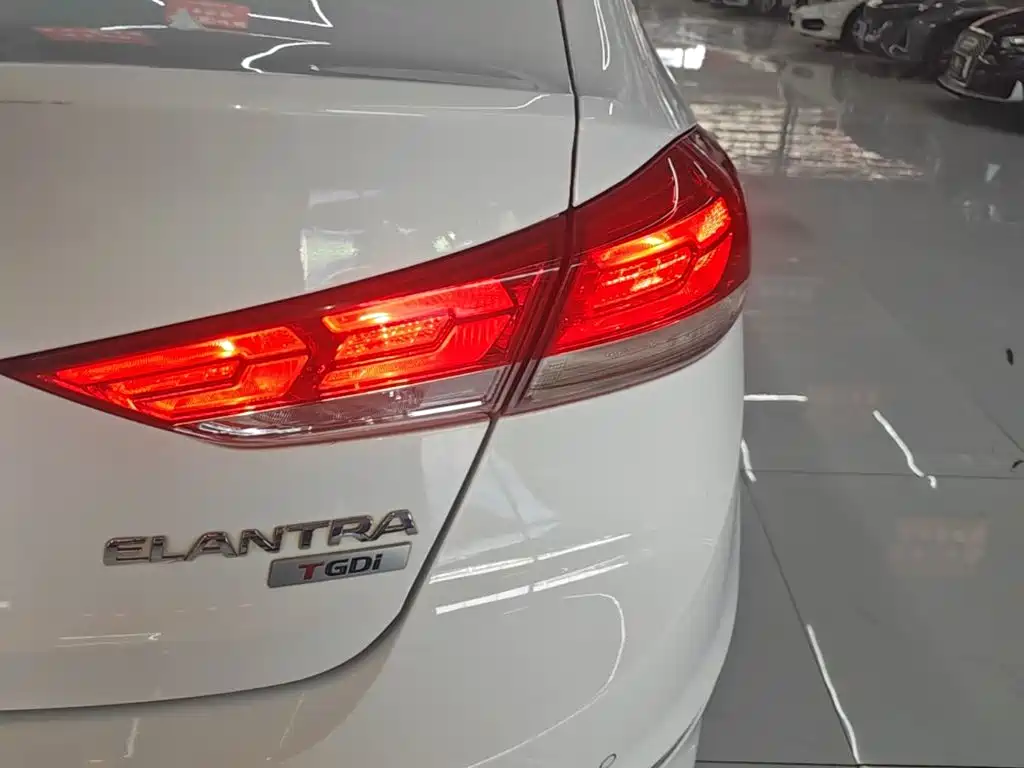 Hyundai Elantra — миниатюра 8