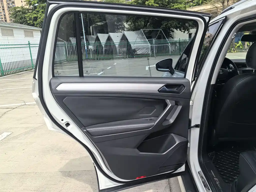 Volkswagen Tiguan L — миниатюра 31