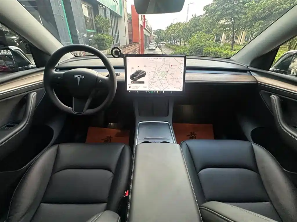 Tesla Model Y — миниатюра 3