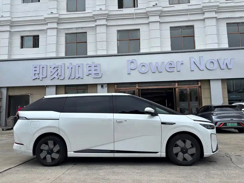 XPeng X9 — миниатюра 4