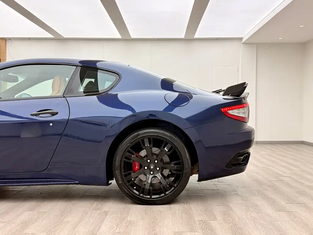Maserati GranTurismo 2015 4.7L MC