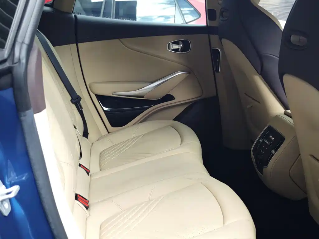 Aston Martin DBX — миниатюра 16