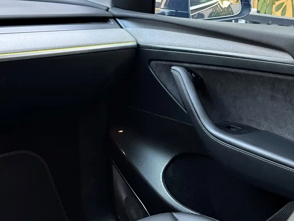 Tesla Model Y — миниатюра 7
