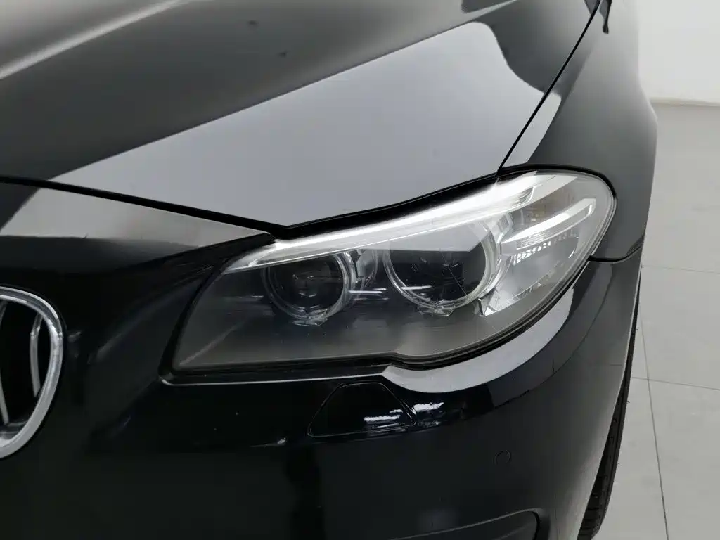 BMW 5 Series — миниатюра 7