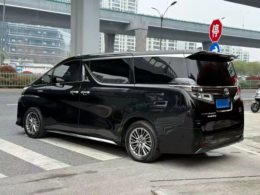Toyota Vellfire — миниатюра 8
